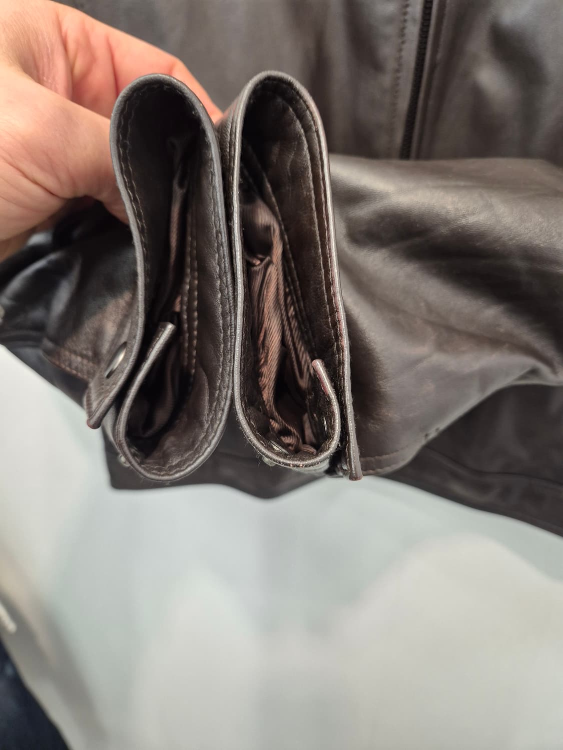 마에스트로  남성용 가죽 자켓  95
사이즈  실측  가슴단면 54  총 상품이미지4