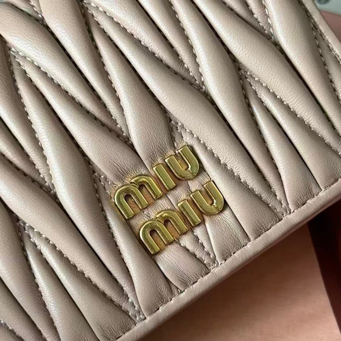 미우 미우 마테라쎄 나파 레더 카드 반지갑 알라바스터 상품이미지8