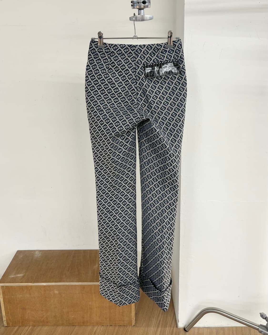 펜디 그레이  F 패턴 플리츠 팬츠 상품이미지4