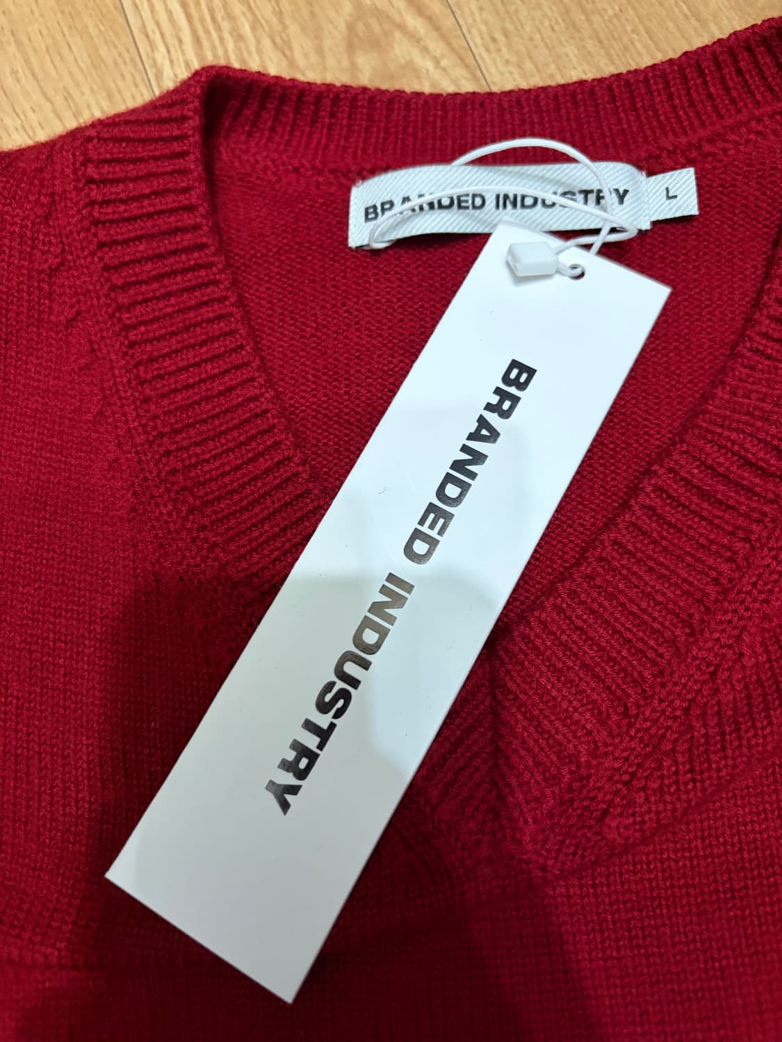 브랜디드 슈퍼파인울 브이넥 니트 레드 상품이미지2