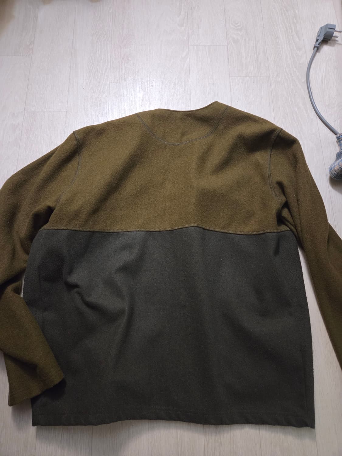 비슬로우 below 투톤 가디건 팝니다 아메카지워크웨어 상품이미지3