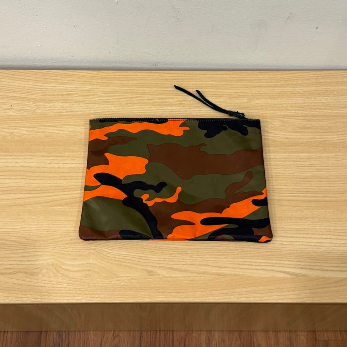 디젤 오렌지 카모 플라쥬 파우치 화이트 로고 패치 지퍼 클로징 디테일 상품이미지2