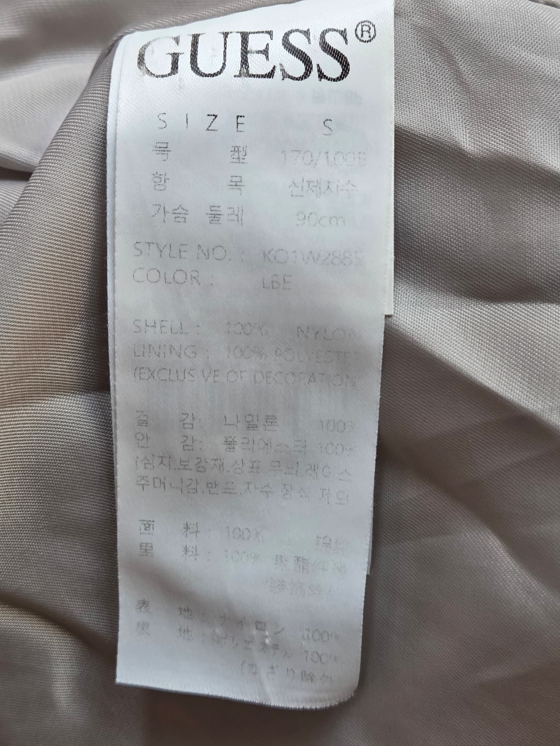 아이보리 색상의 얇은 톤 GUESS 봄 자켓입니다. 사이즈는 S이고 가슴 상품이미지4