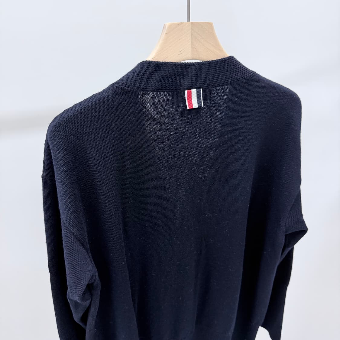 [S+급/00] 톰브라운 사선 브이넥 오버핏 가디건 네이비 상품이미지6