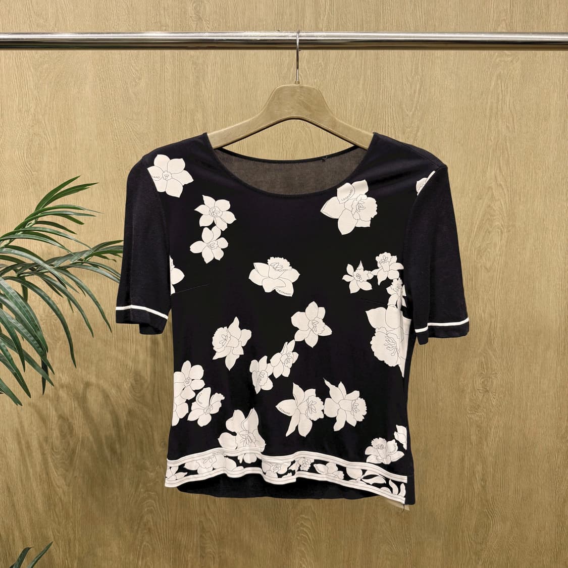 레오나드 반팔 니트 티셔츠 화이트 플라워 패턴 프린트 디테일 블랙 상품이미지1