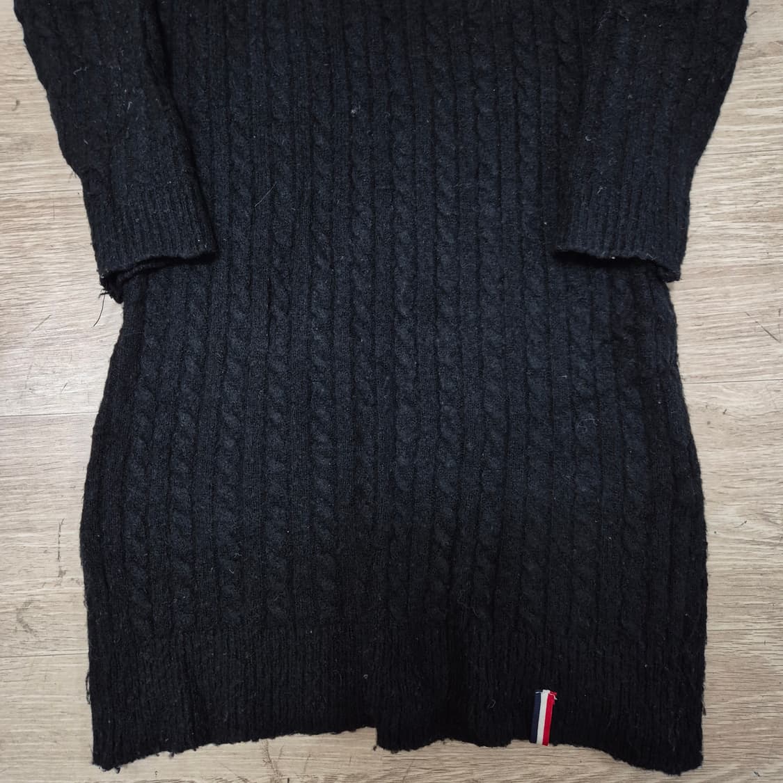 몽클레어 여성 시그니처 와펜 꽈배기 니트 원피스 (1) 상품이미지3