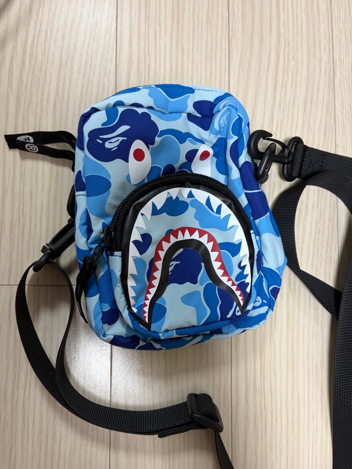 베이프 카모 샤크 미니 크로스백 상품이미지1