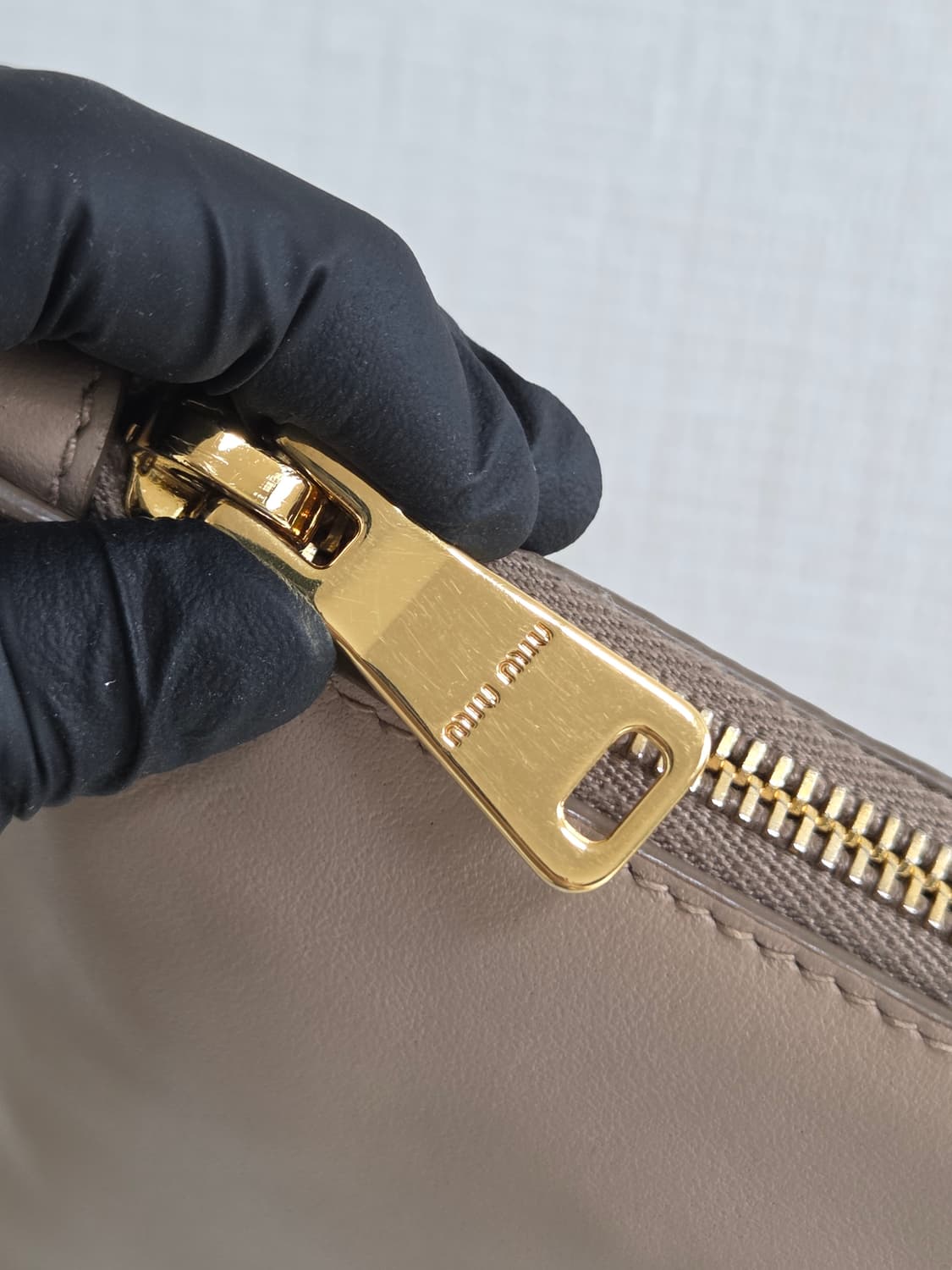 미우미우 스터드 클러치백 (베이지/핑크톤) 상품이미지10