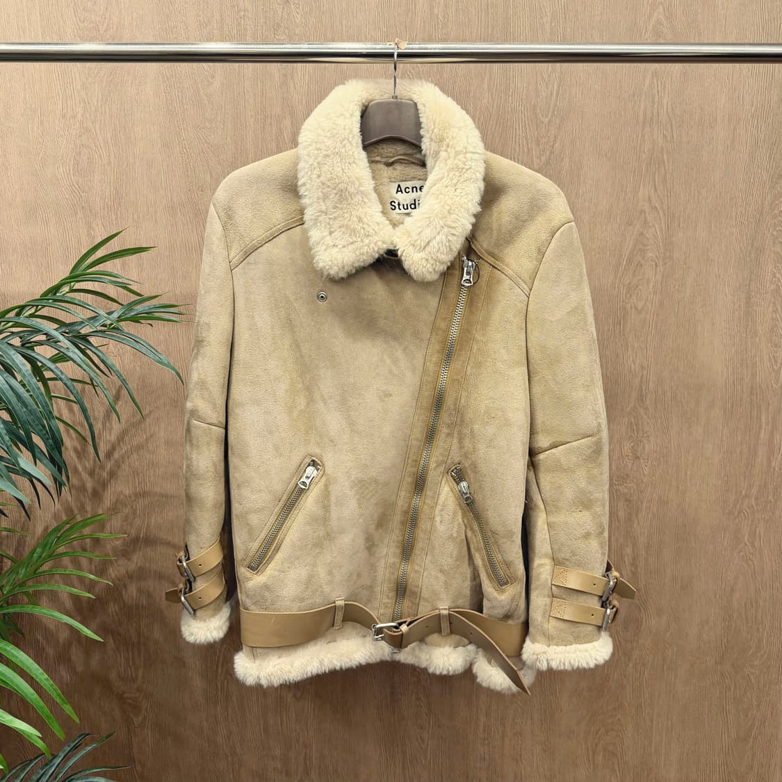 아크네 스튜디오 시어링 무스탕 자켓 언밸런스 지퍼 사이드 포켓 베이지 상품이미지1