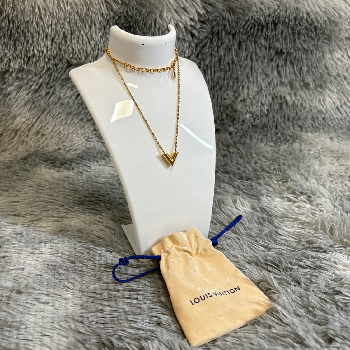 루이비통 에센셜 V 목걸이 상품이미지1