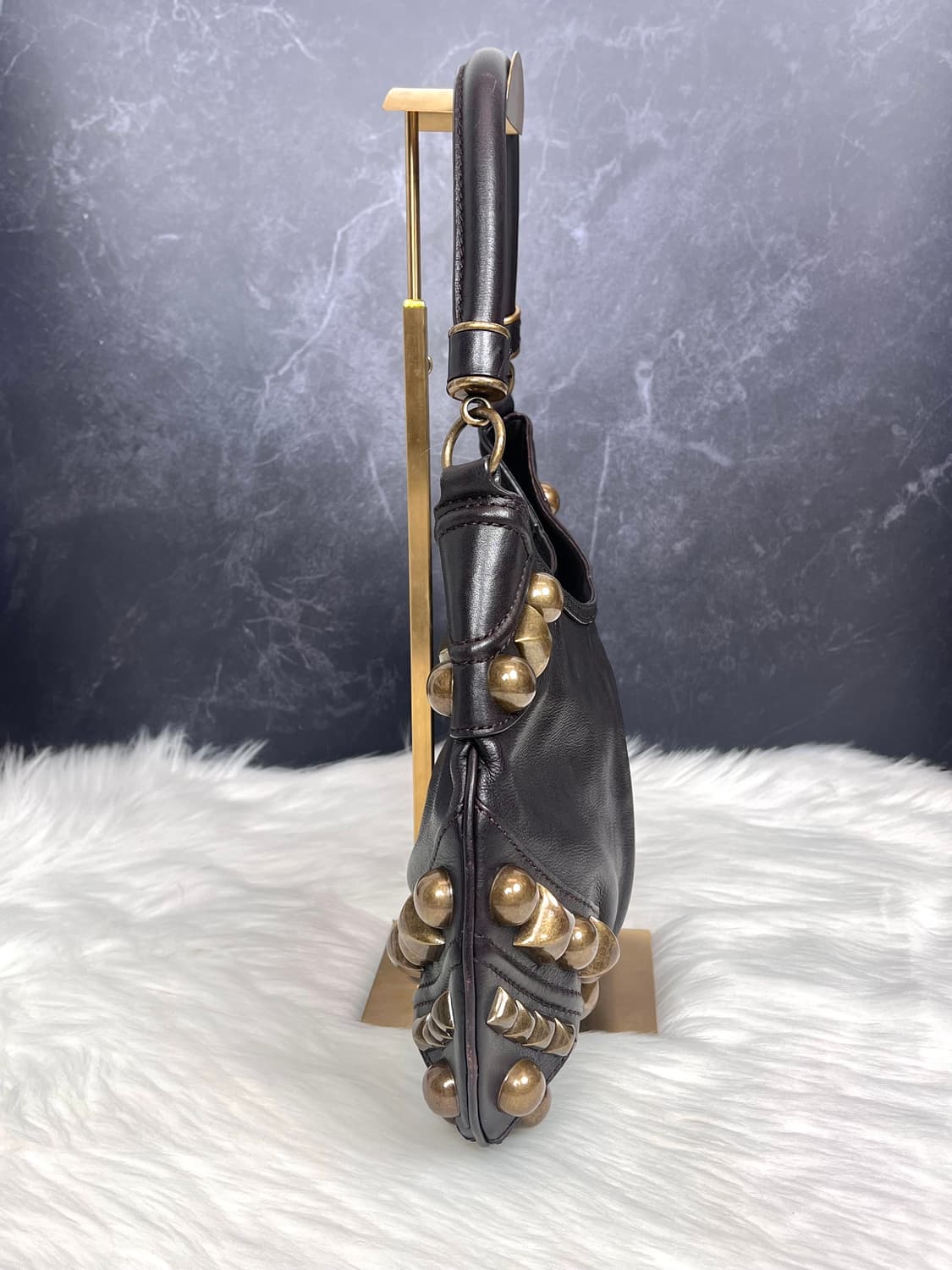 Burberry 버버리 다크 브라운 알버튼 소가죽 스터드 호보백 숄더백 상품이미지6