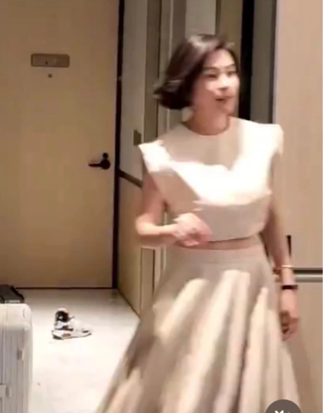 아이니아_에코 레더 플리츠 투피스 상품이미지5