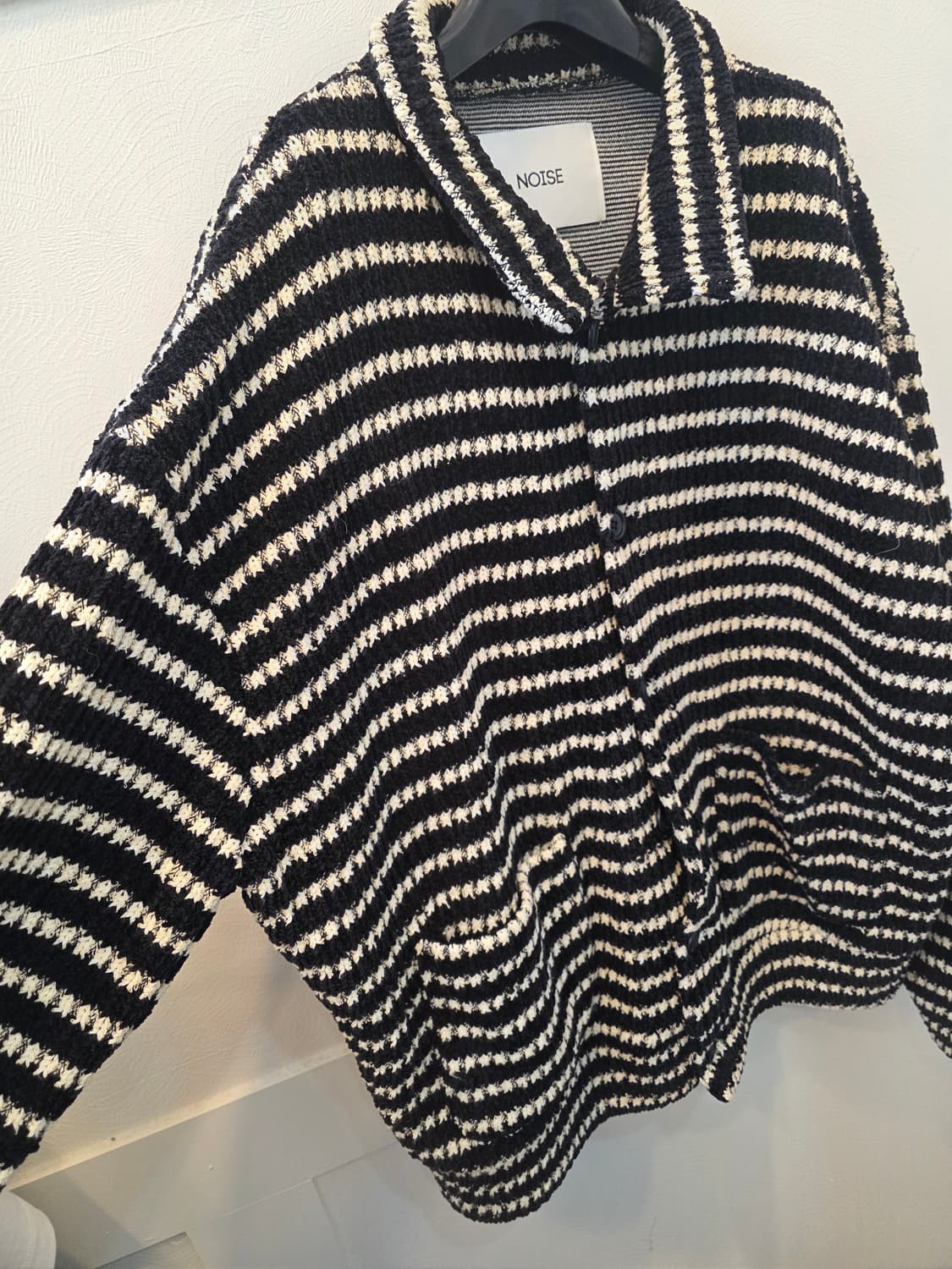 노이즈 블랙 스트라이프카라넥 박시핏 봄버 니트 가디건 자켓 상품이미지3