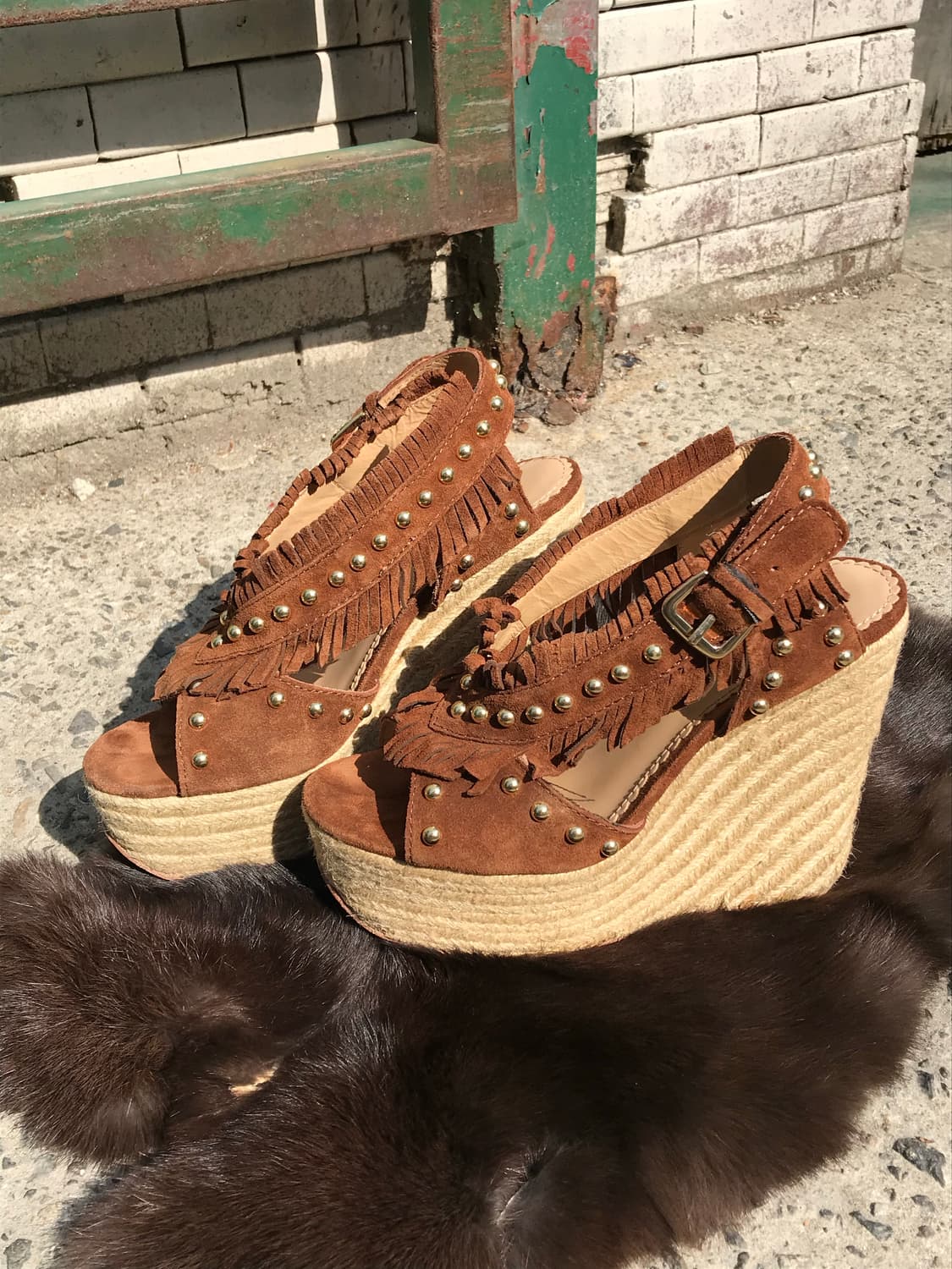 ASH BALI 프린지 골드 스터드 웨지힐 샌들 상품이미지5