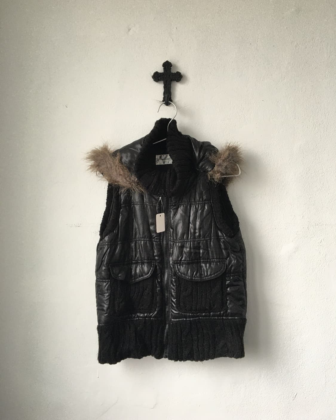 Fake fur hood high neck vest 상품이미지1