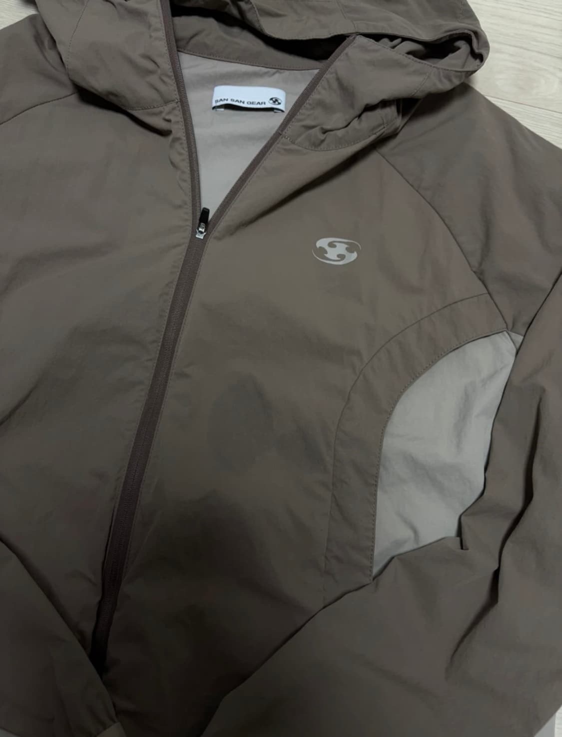 산산기어 FW 바람막이 브라운 1사이즈 급처 상품이미지3