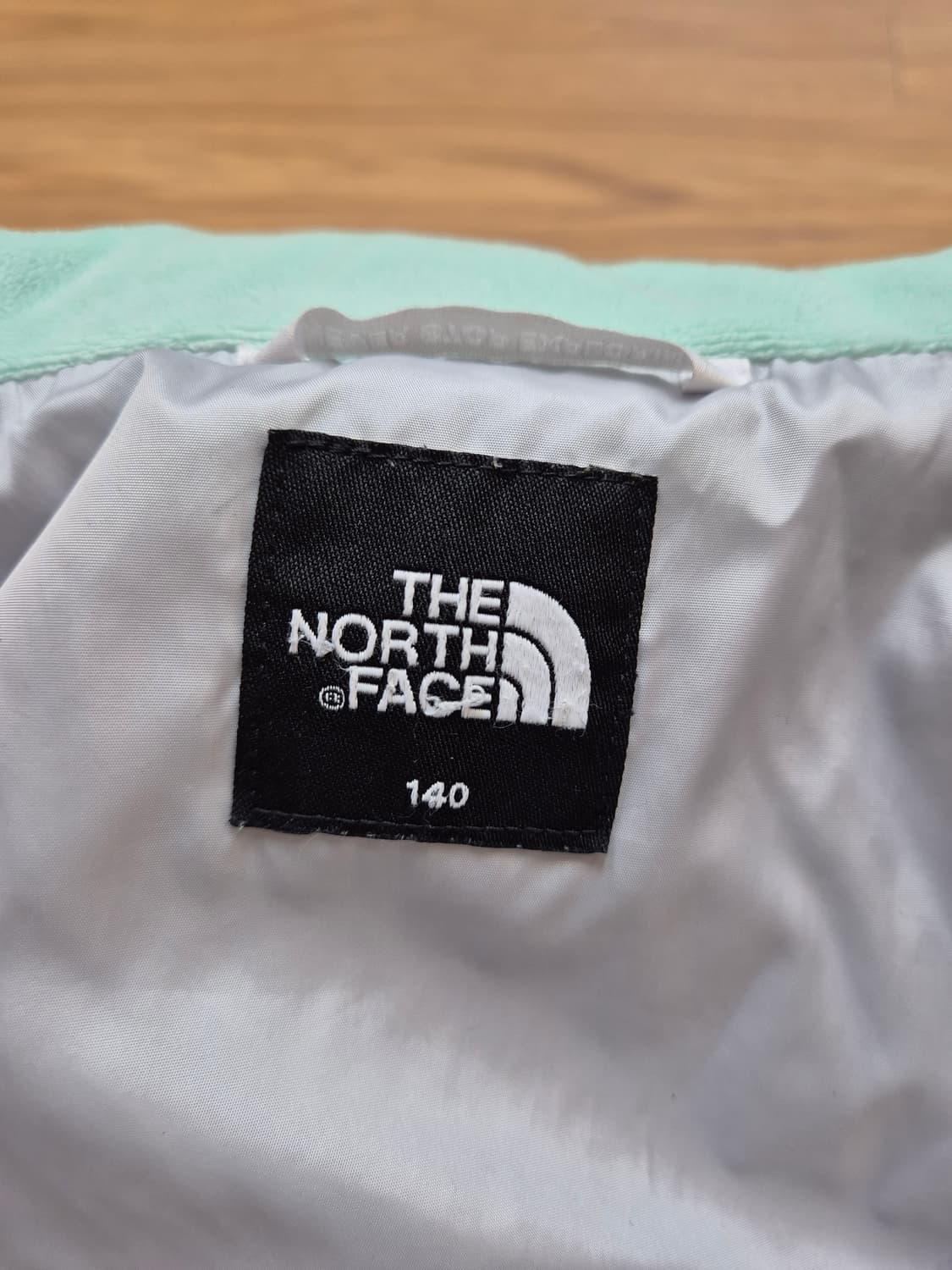 노스페이스 키즈 민트색 숏패딩입니다. 사이즈는 140으로 9~10세 아이 상품이미지3