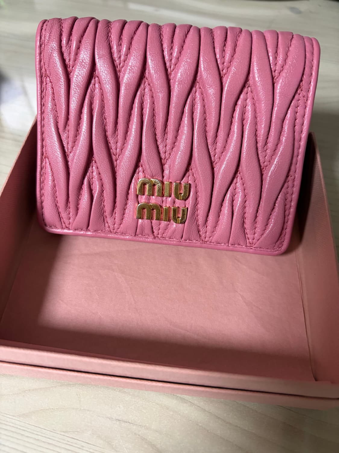 미우 미우 스몰 마테라쎄 나파 레더 월렛 베고니아 핑크 상품이미지1