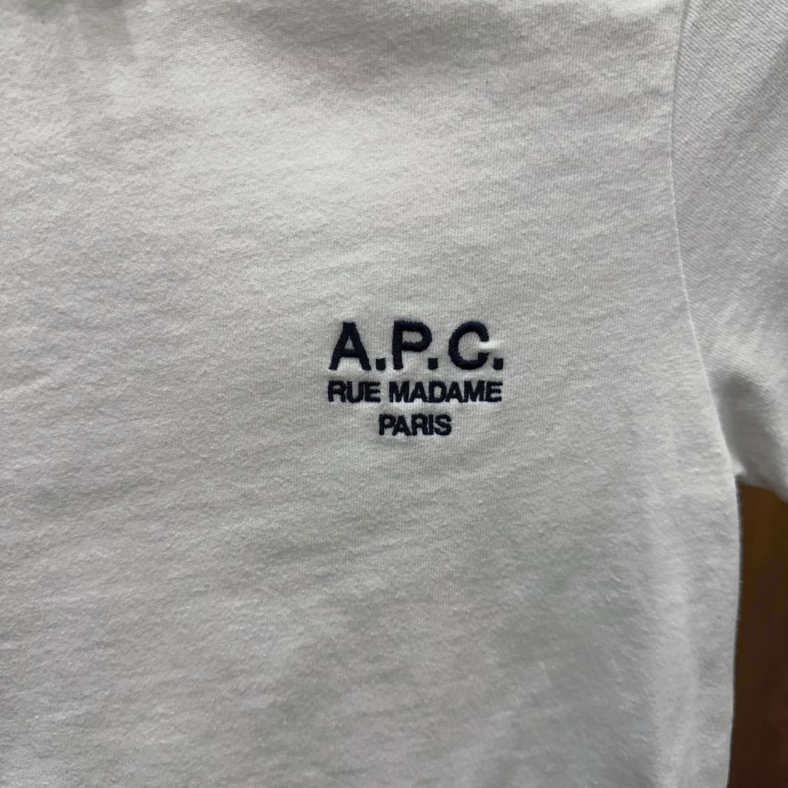 아페쎄 반팔 티셔츠 로고 자수 라운드넥 무지 디테일 레귤러핏 화이트 상품이미지6