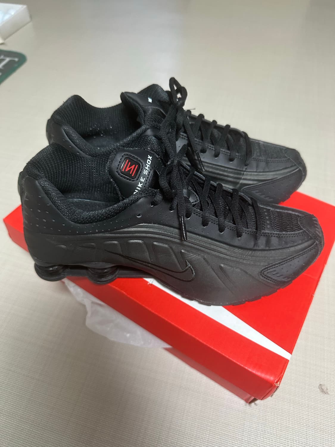 나이키 샥스 블랙 브라이트 크림슨 275 상품이미지1