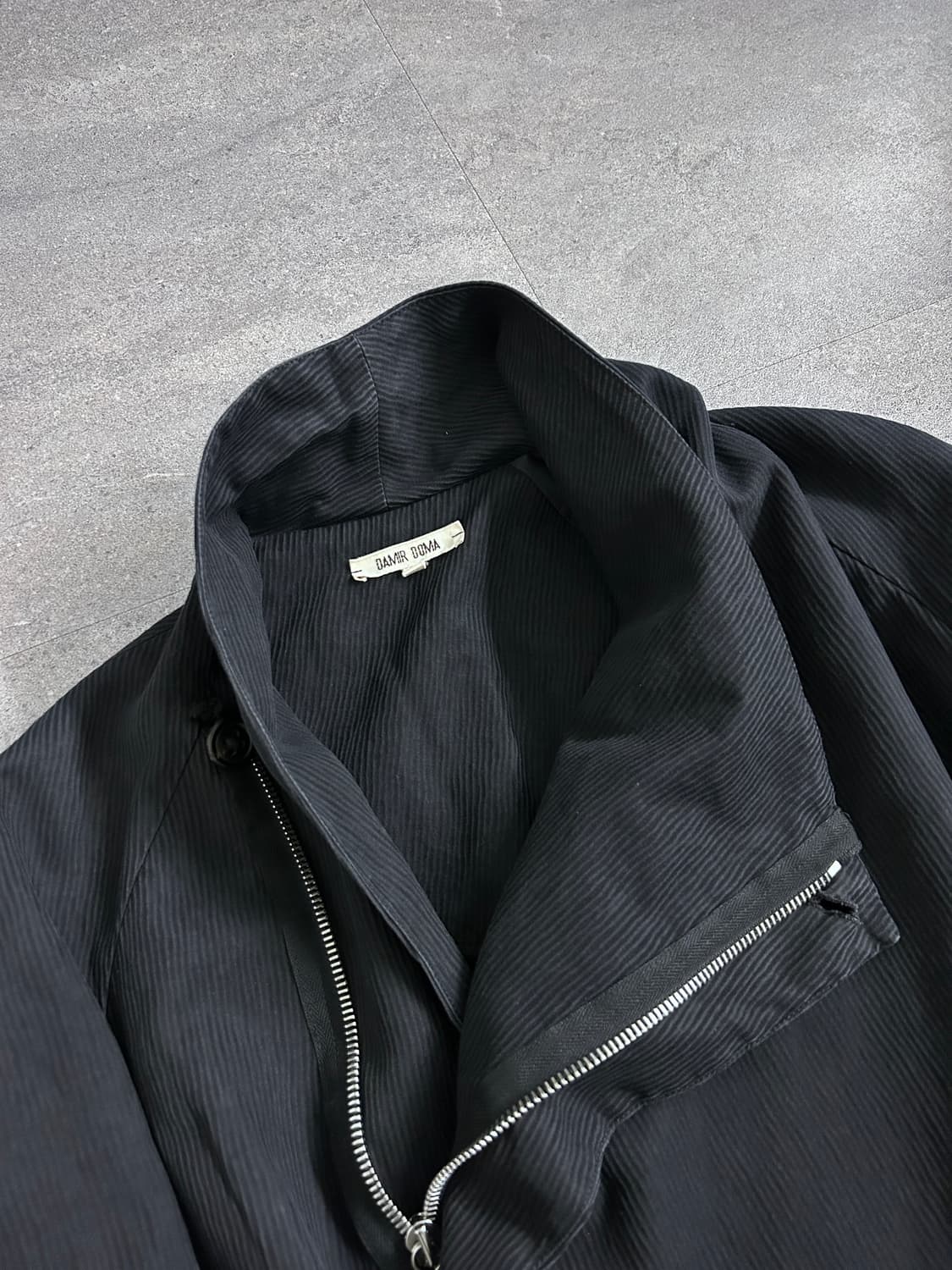 다미르도마 09fw 비대칭 하이넥 코트 상품이미지3