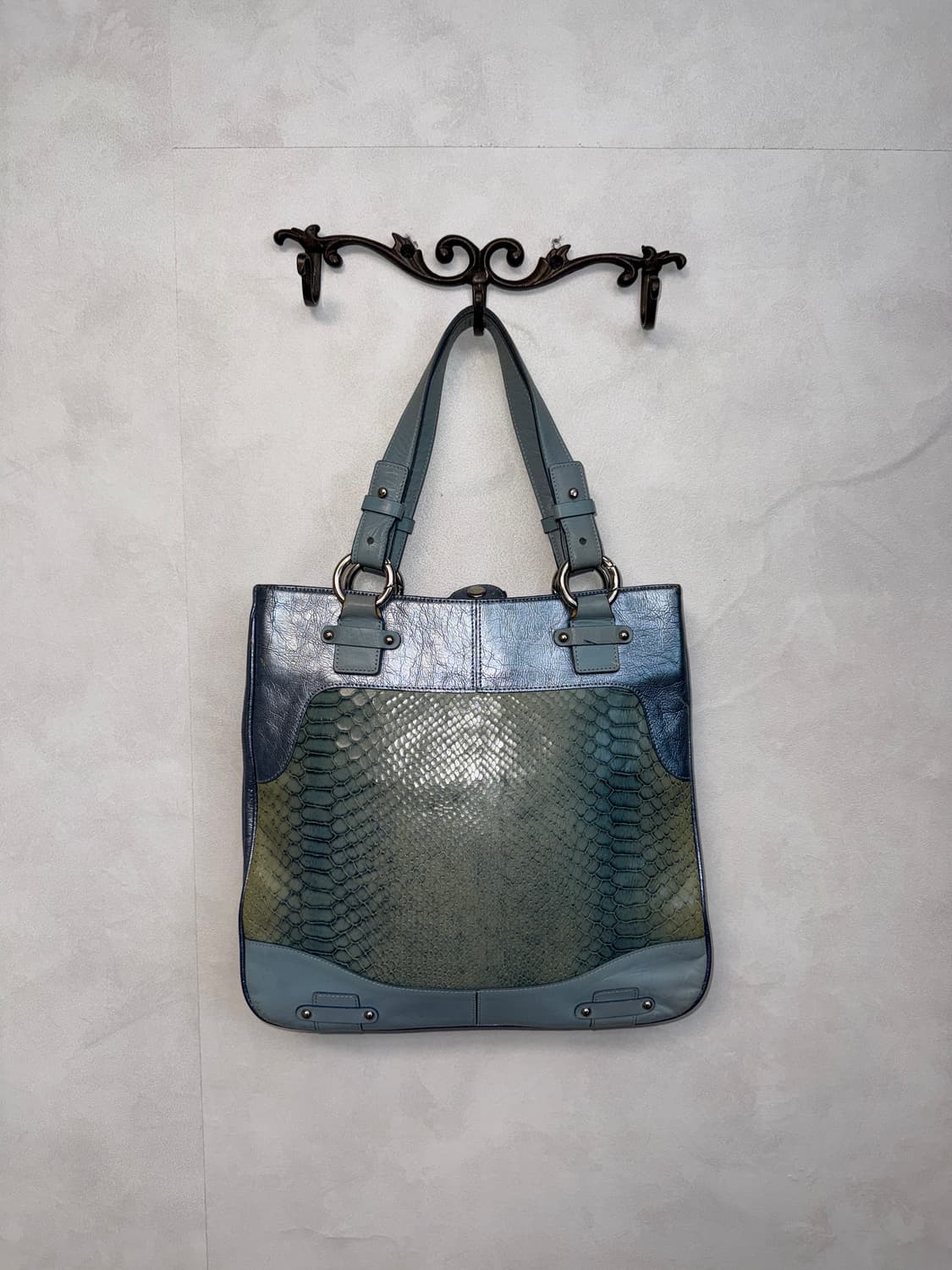 Metal blue python shoulder bag 상품이미지1