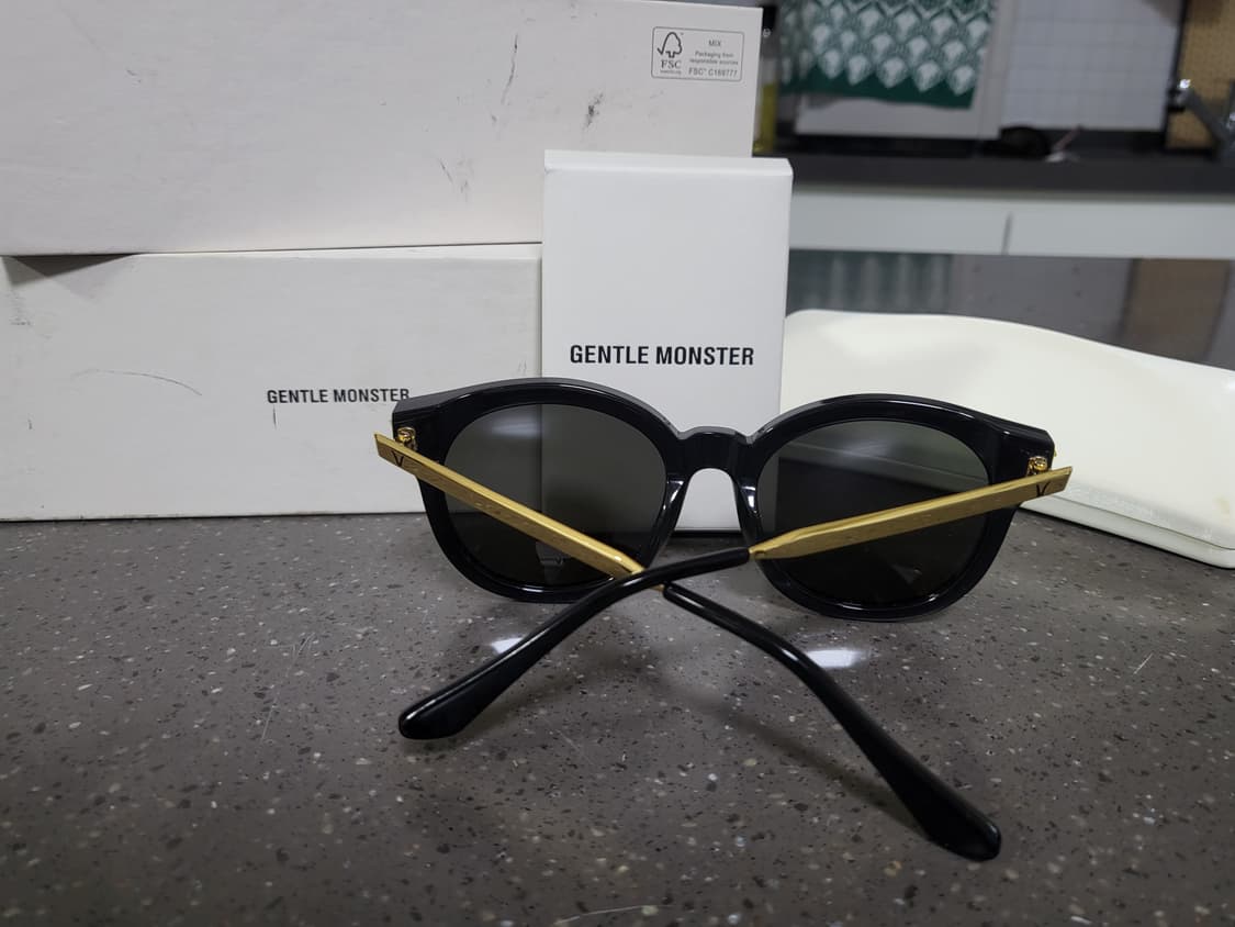 (무료배송)젠틀몬스터 블랙&골드 선글라스 풀세트 구성 상품이미지2