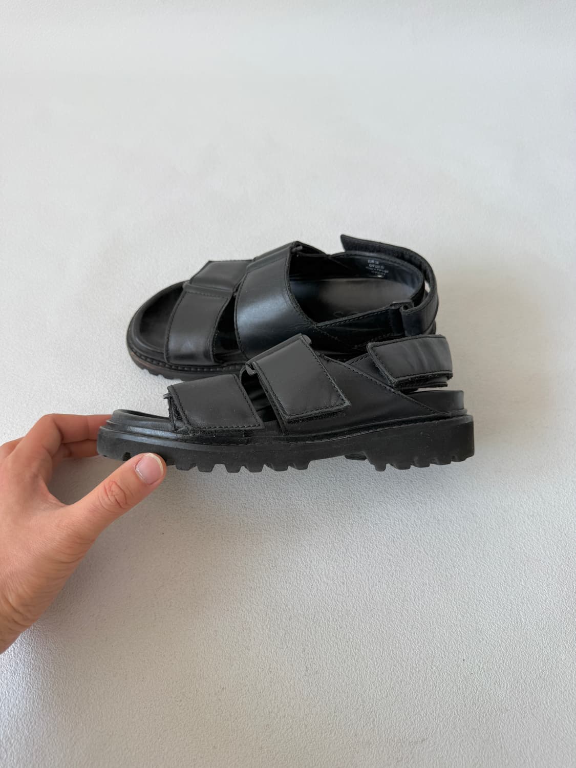 [225]코스(COS) 레더 벨크로 샌들 상품이미지1