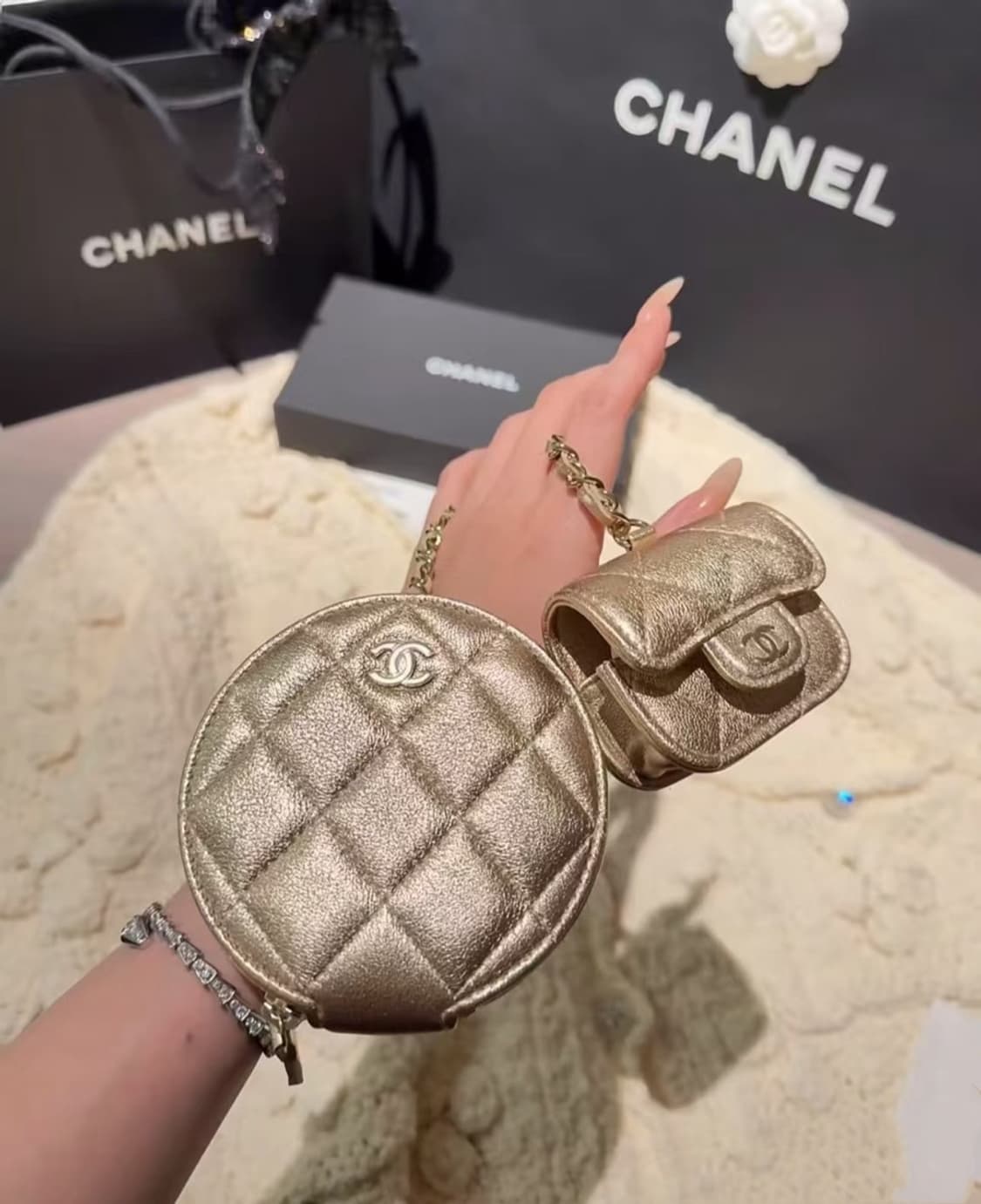 샤넬VIP 금장 CC로고 에어팟 케이스 & 동전지갑 샤넬 참 상품이미지6