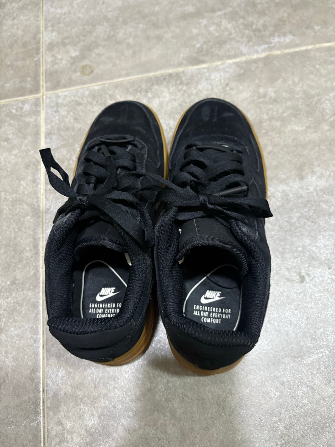 나이키 에어포스 1 '07 LV8 스웨이드 아웃도어 블랙 검 상품이미지3