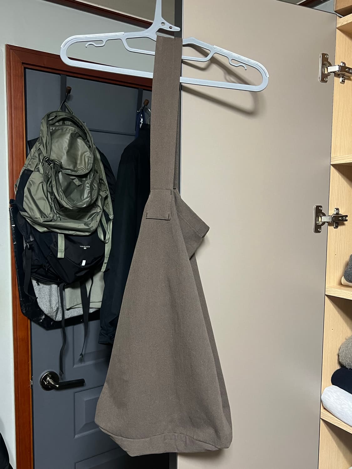 에피센터 투어리스트 트위스트백 브라운 상품이미지6