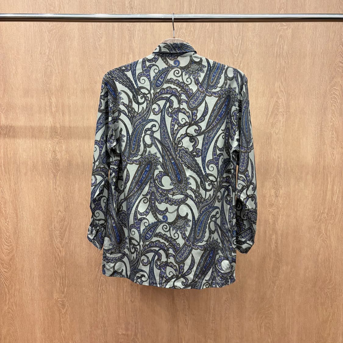 발렌시아가 스포츠 울 긴팔 셔츠 블루 퍼플 페이즐리 패턴 디테일 그레이 상품이미지3