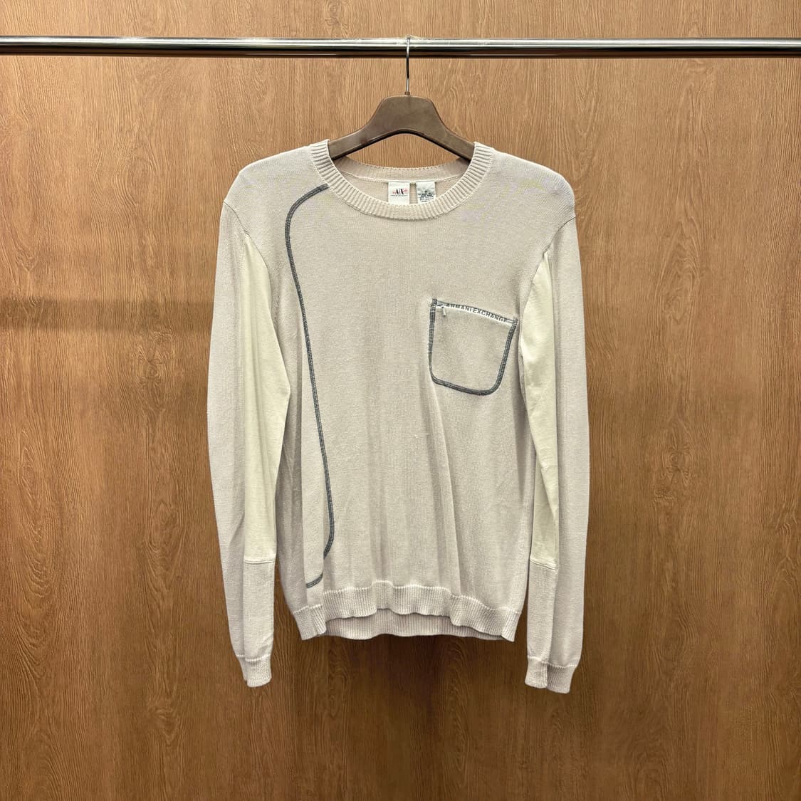 아르마니 익스체인지 라운드넥 긴팔 니트 넥라인 골지 마감 디테일 그레이 상품이미지2