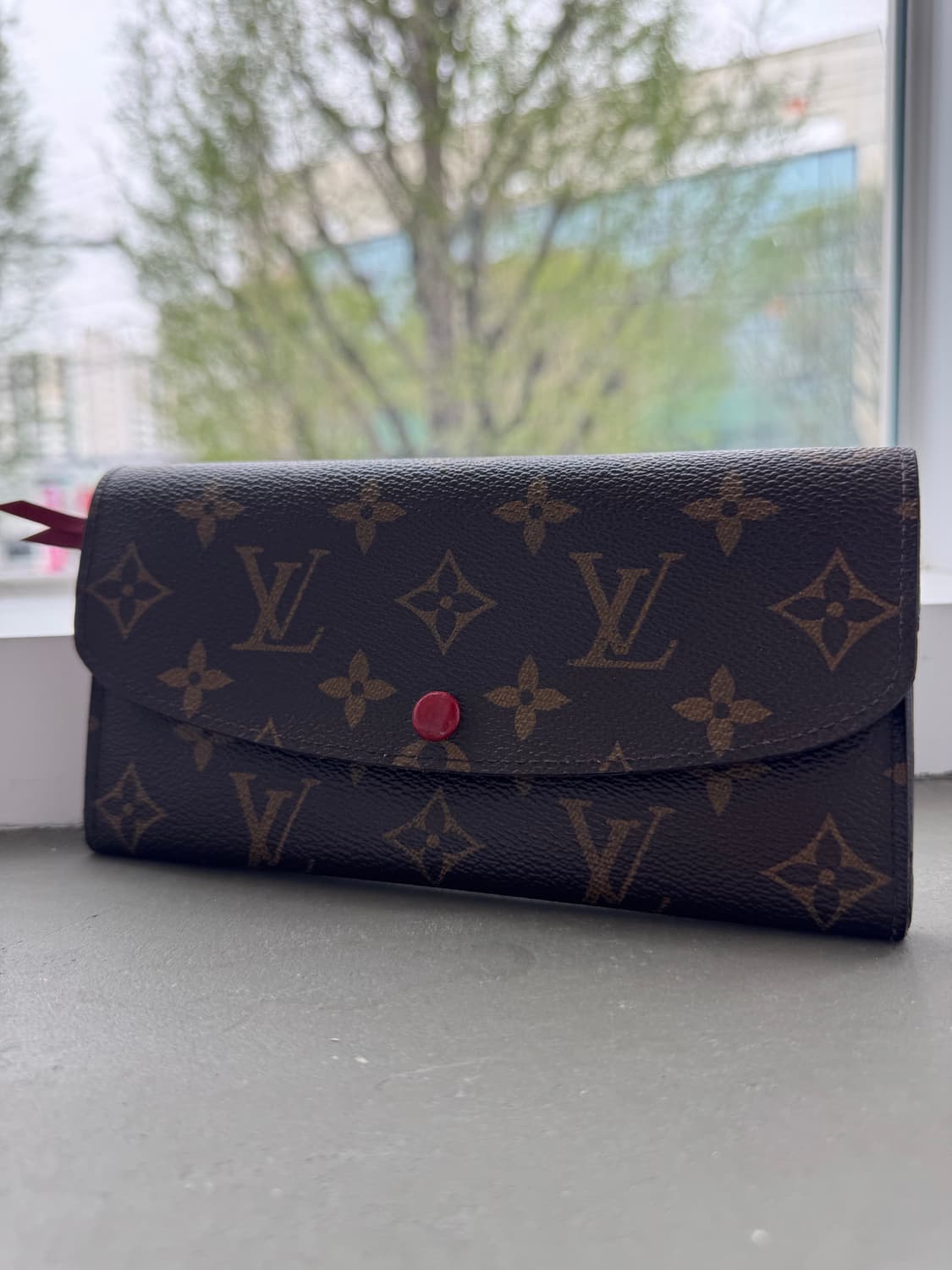 👉 정품 루이비통 에밀리 장지갑 💚 데일리로 들기 좋은 슬림한 디자인 상품이미지1