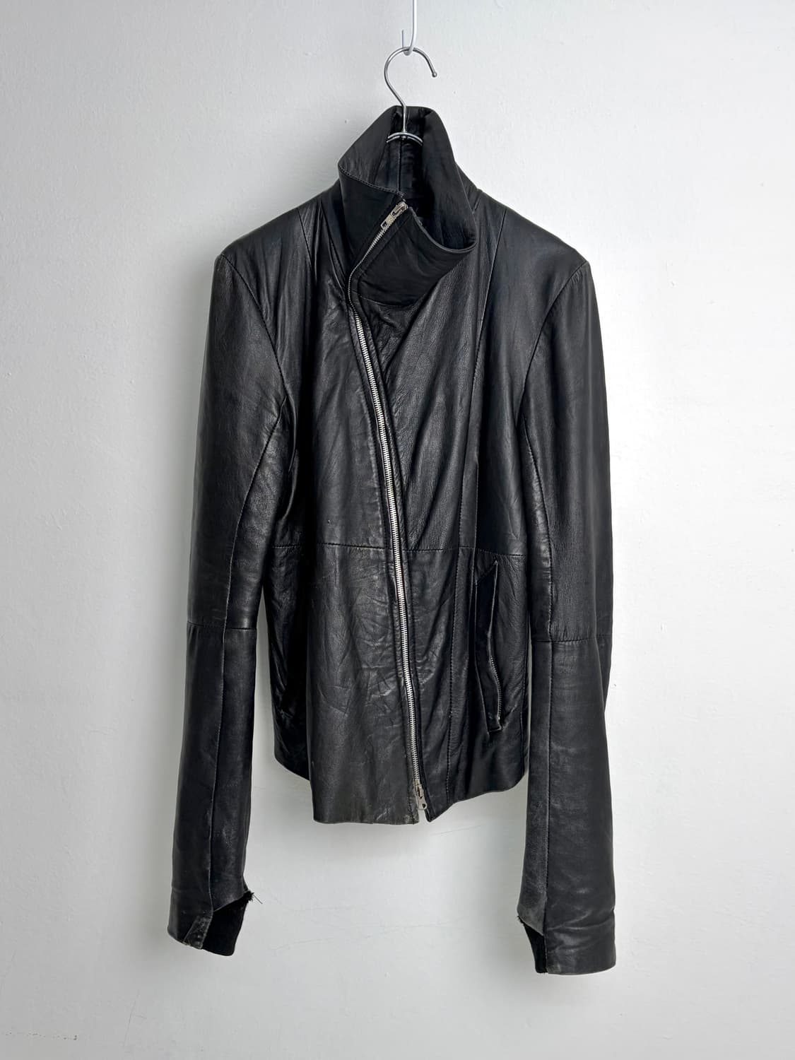 에캄 하이넥 사선 레더 자켓 상품이미지1