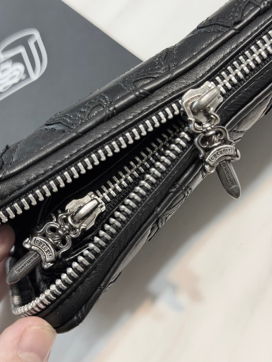 새상품급 크롬하츠 VIC 레더패치 크로스 참 세메터리 장지갑 상품이미지5