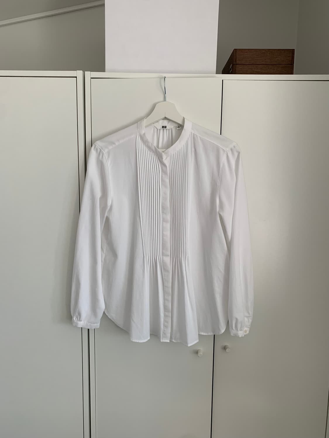UNIQLO 화이트 핀턱 셔츠 상품이미지1