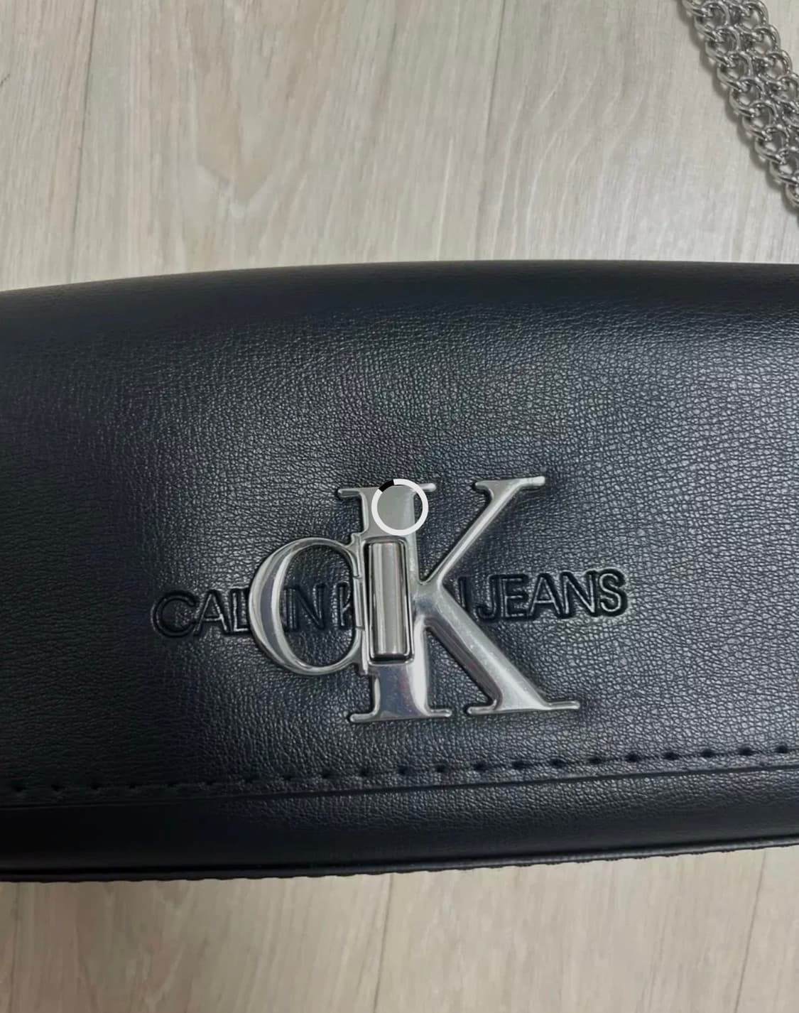 캘빈클라인 모노그램 HW 체인 클러치 상품이미지2