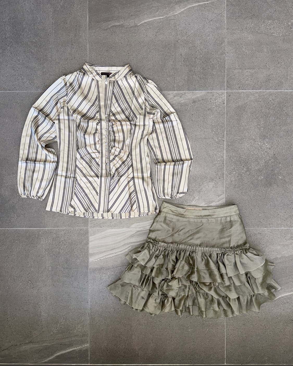 White gold satin stripe pleated blouse  상품이미지1