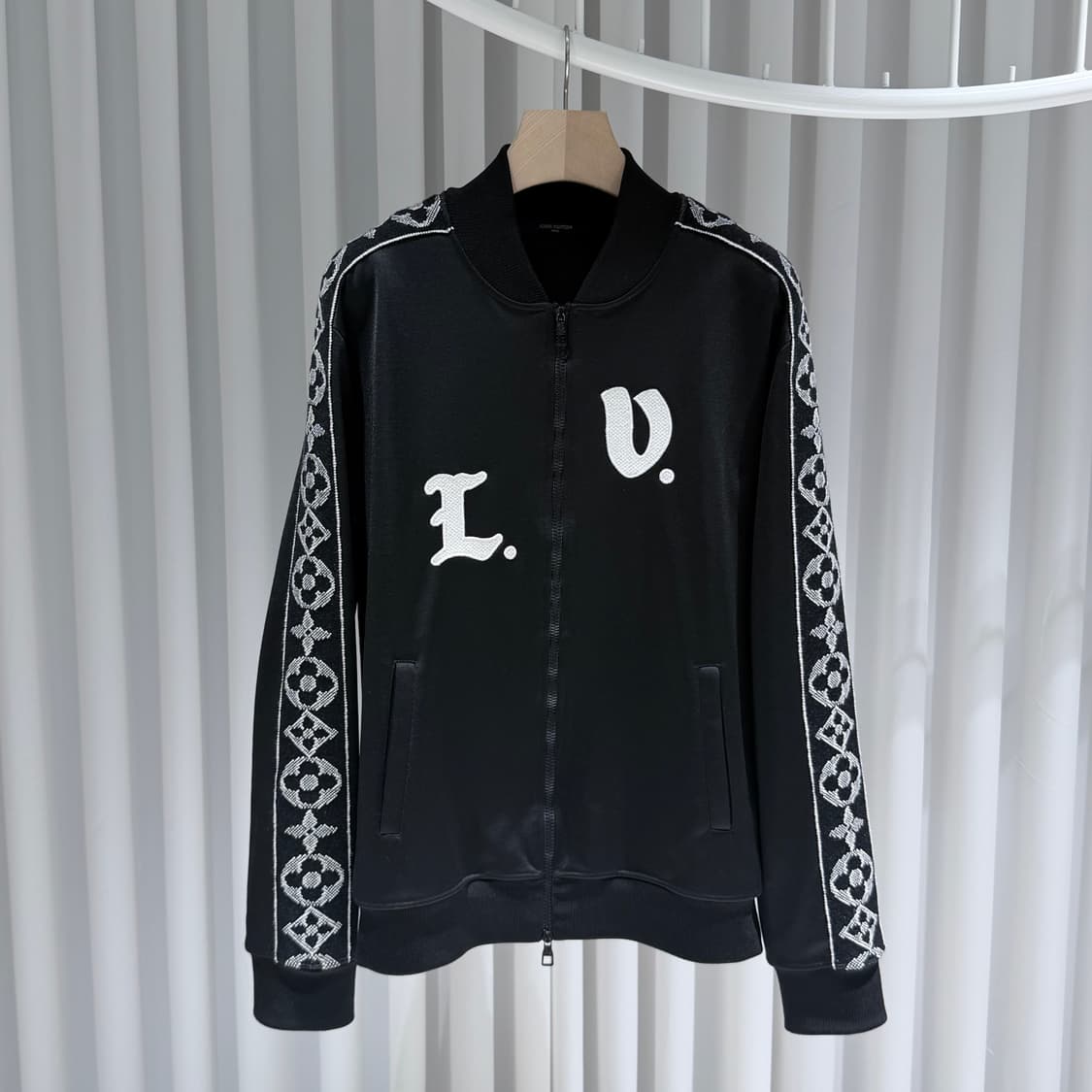 (S+/XL) / 루이비통 LV로고 플라워 모노그램 트랙 자켓 블랙 상품이미지1