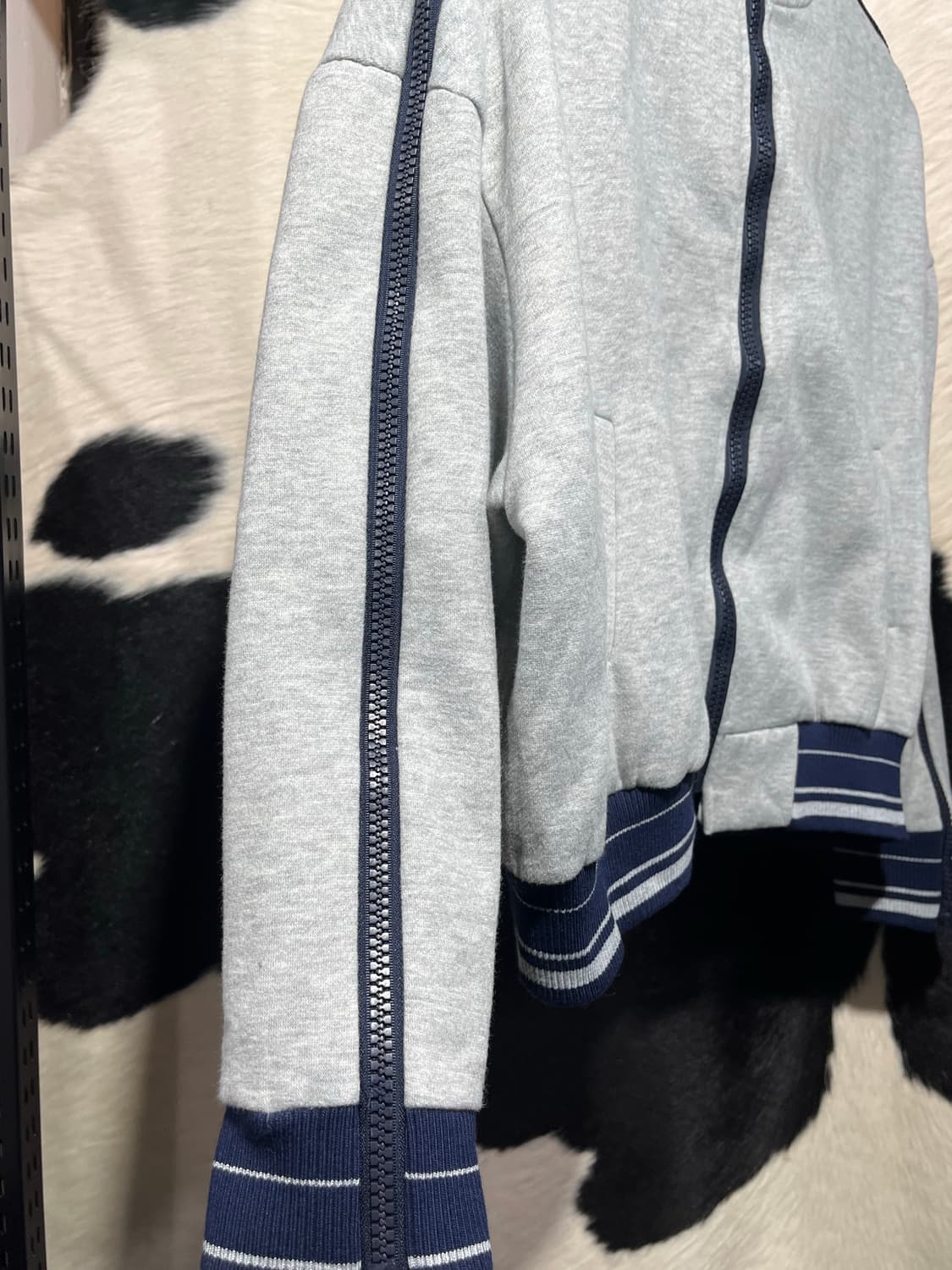 어깨라인 지퍼 디테일 배색 집업 상품이미지3