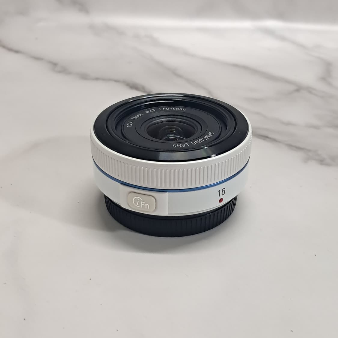 상태 좋은 삼성 16mm 미러리스 단렌즈 F2.4 상품이미지2