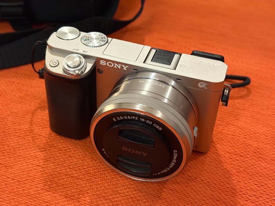 소니 A6000 알파6000 미러리스 카메라 실버 (9125컷) 상품이미지1