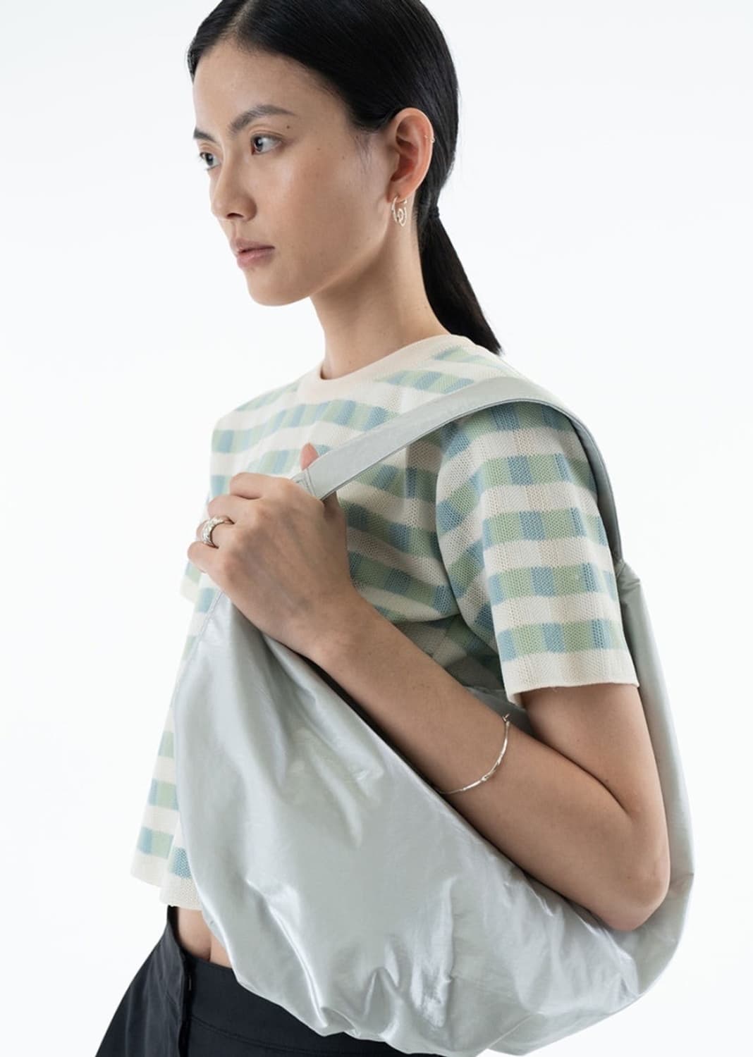 아모멘토 실버 포일 숄더백 상품이미지4