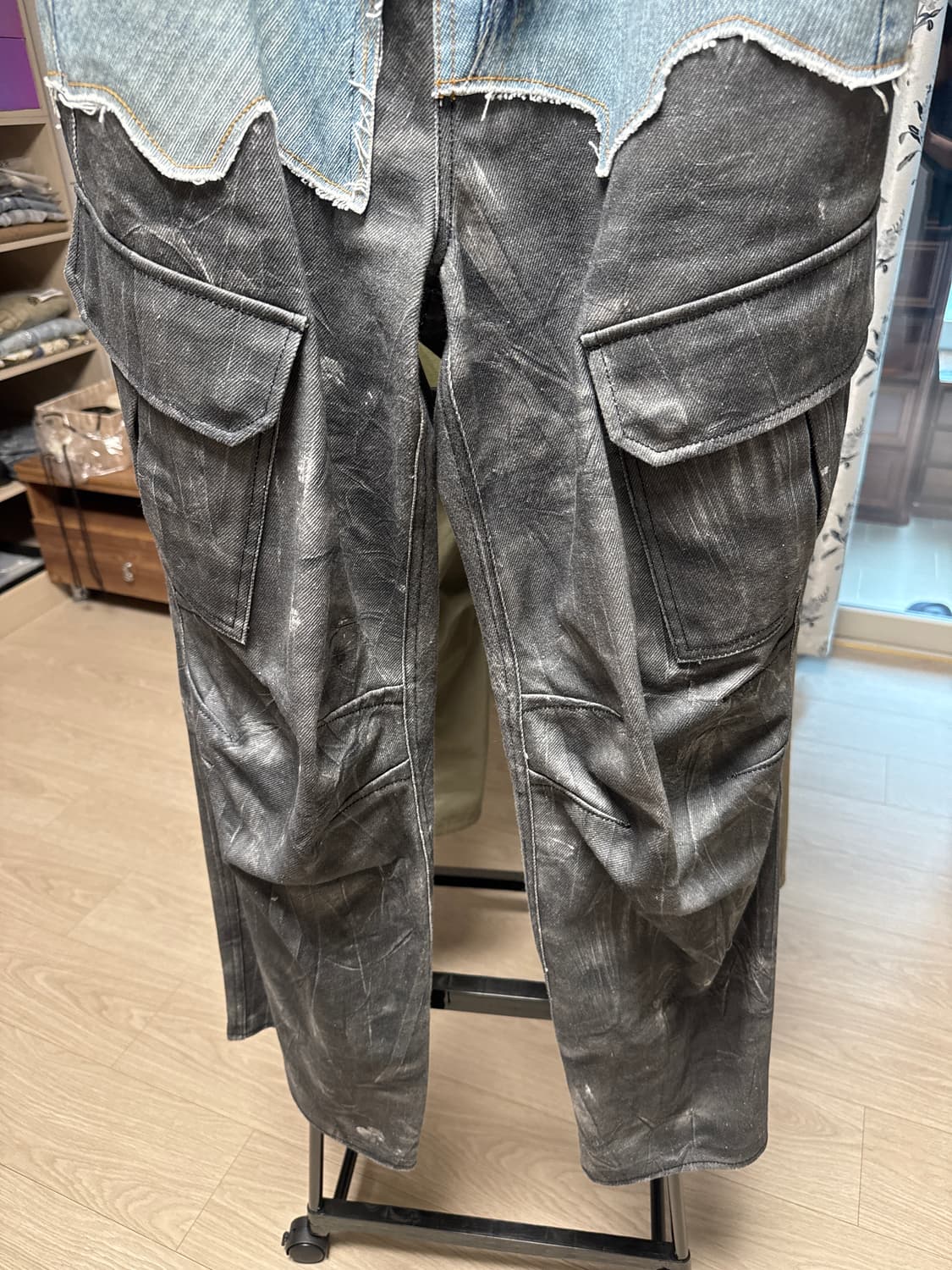 앤더슨벨 포데님 & 스크레치 레더 프린트 카고 팬츠 32 상품이미지8