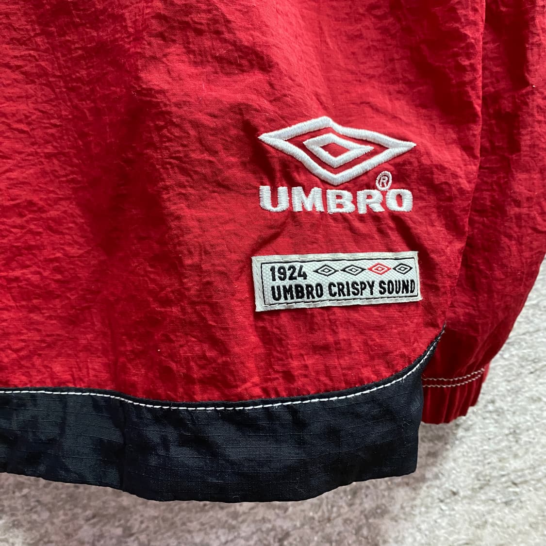 엄브로 빅로고 스트링 레드 배색 웜업 아노락 B4071 상품이미지5