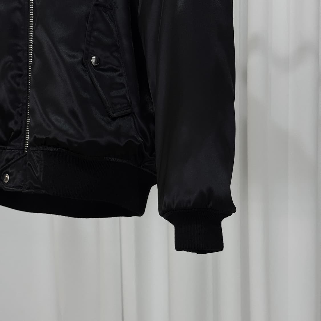 (105) 24FW 셀린느 백로고 후드 봄버 새틴 블랙 나일론 자켓 상품이미지4