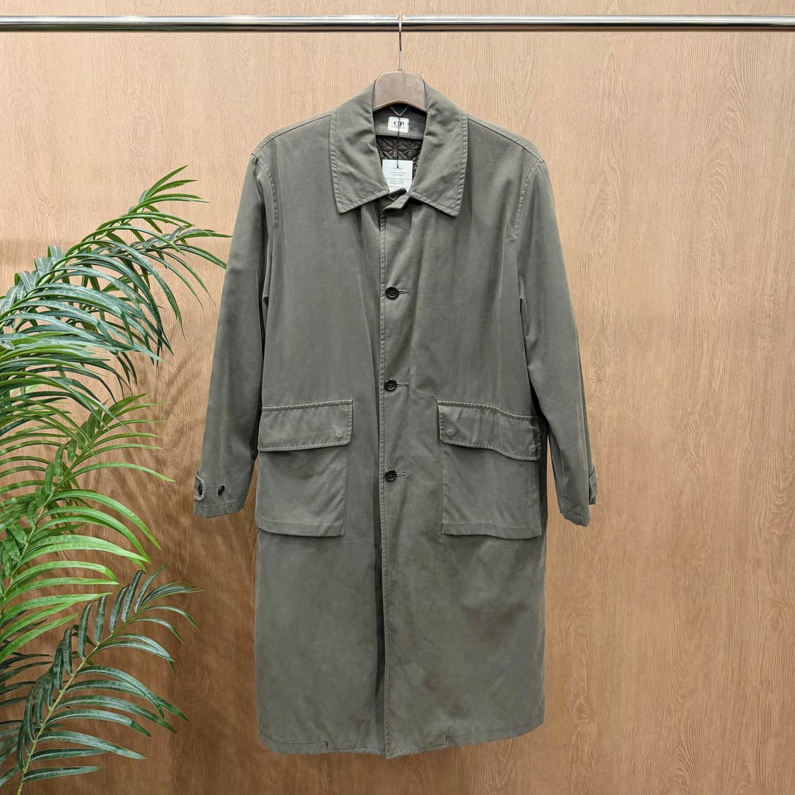 C.P. 컴퍼니 싱글 브레스티드 코트 퀄팅 안감 플랩 포켓 디테일 브라운 상품이미지1