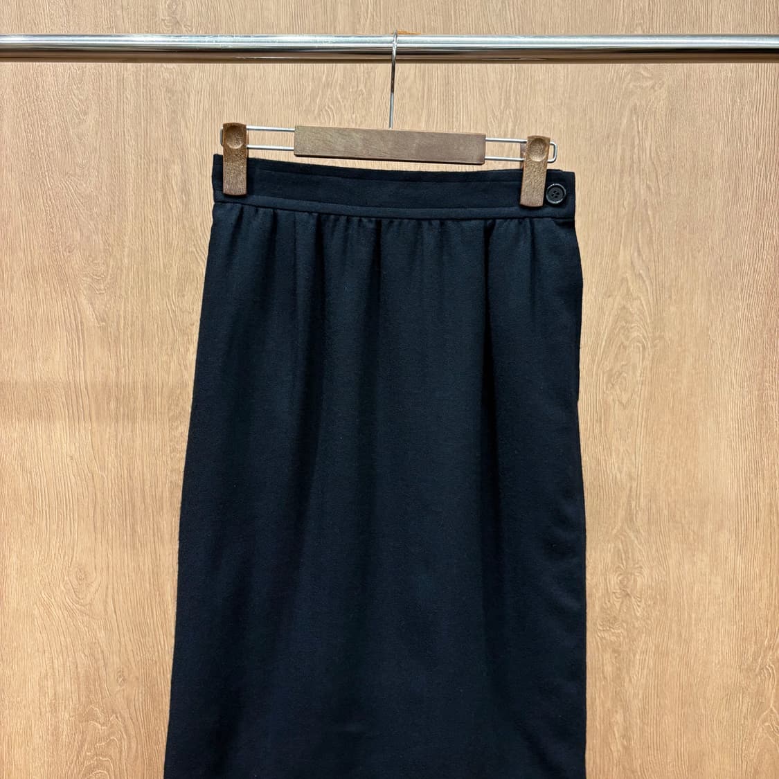 입생로랑 울 블렌드 미디 스커트 미니멀 허리 라인 셔링 버튼 디테일 블랙 상품이미지4