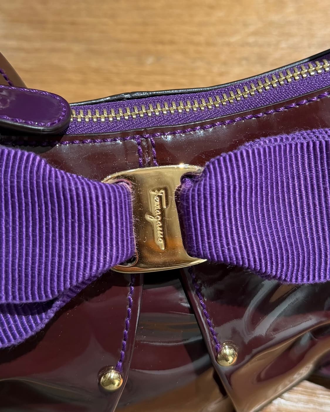 살바토레 페라가모 퍼플 바라 페이던트 레더 호보 크로스백 상품이미지7